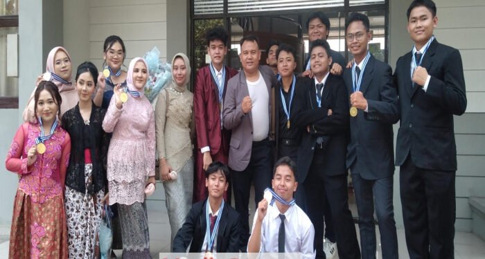 Perpisahan Siswa Siswi Kelas XII SMAN 1 Karawang, Pembina OSIS Harapkan Jangan Patah Semangat Untuk Terus Berprestasi