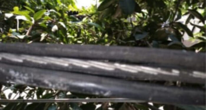 Tak Kunjung Diperbaiki, Kabel PLN terkelupas Bisa Bahayakan Warga Blok F BTJ