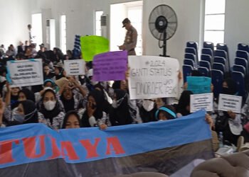 Ratusan Guru Honorer Lakukan Unjuk Rasa Damai Di Gedung Husni Hamid Pemda Karawang