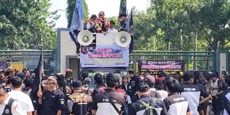 Aliansi Ormas Bekasi Aksi Damai Tuntut Pelaku Pelecehan Terhadap Bupati dan Wakil Bupati  Ditangkap