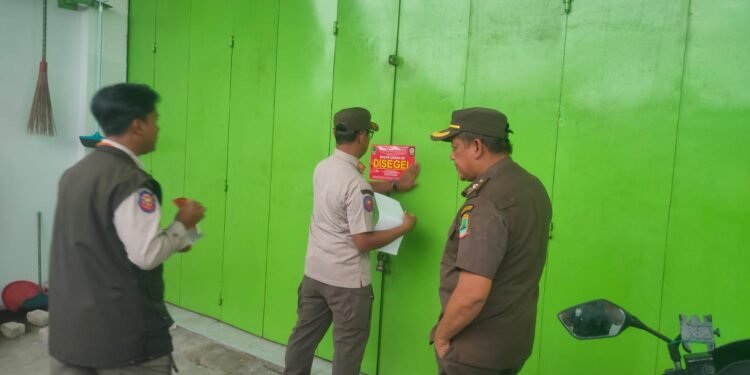 Tak Berijin Sat Pol PP Karawang Segel PT RPI Rengasdengklok