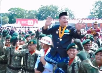 Usai Pimpin Upacara HUT RI Ke 80 Bupati Karawang Diarak  TNI