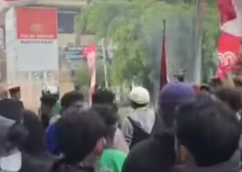 Buntut  Kematian Ojol Alfan Massa Gelar Aksi Demo di Mapolres Karawang