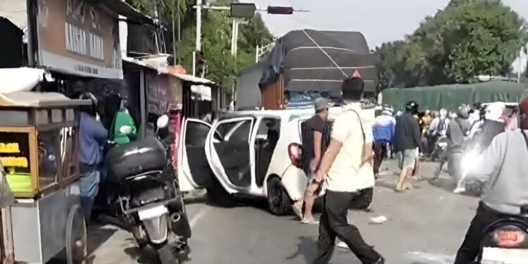 Brak Truk Rem Blong Seruduk 10 Kendaraan di Lampu Merah Dauwan Mengakibatkan 2 orang Tewas 5 Luka Luka