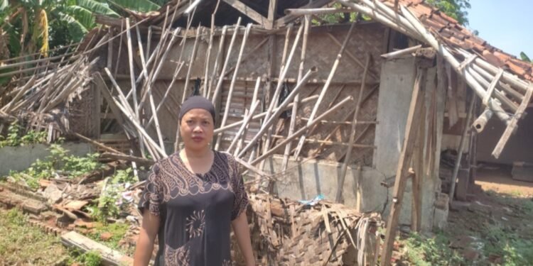 Rumah Ma Enah Warga Kertawaluya Nyaris Roboh Butuh Perhatian Pemkab Karawang